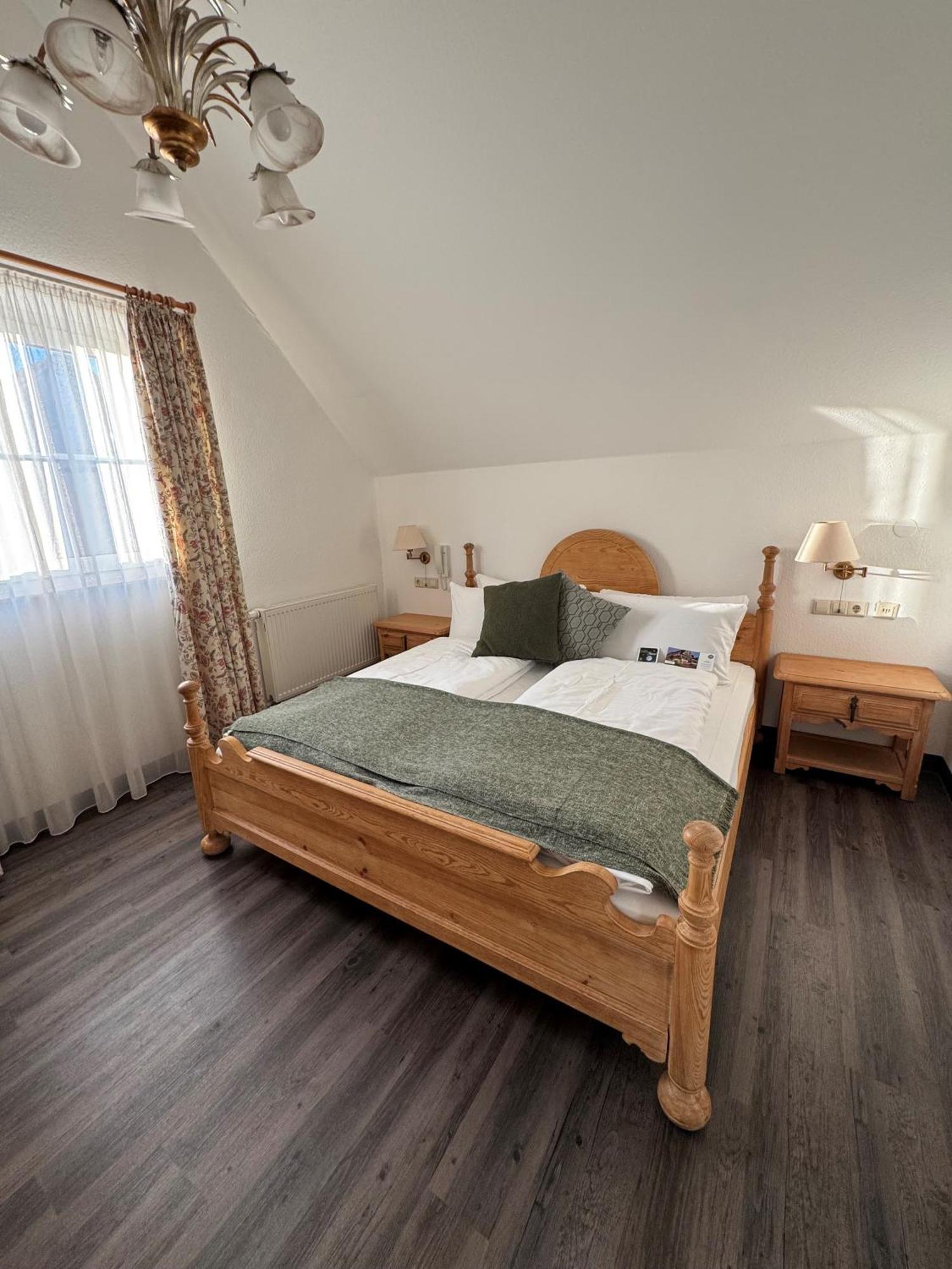 Flair Hotel Vier Jahreszeiten Bad Urach Bagian luar foto