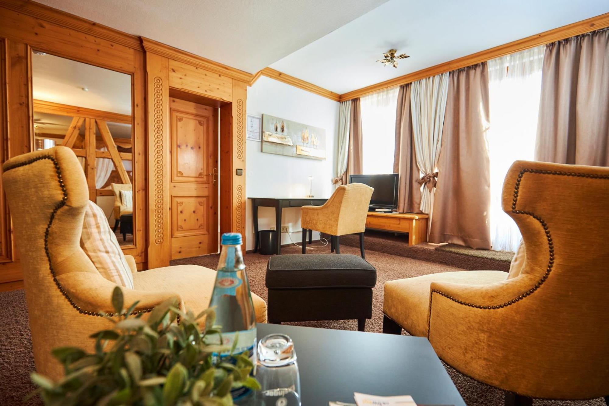 Flair Hotel Vier Jahreszeiten Bad Urach Bagian luar foto