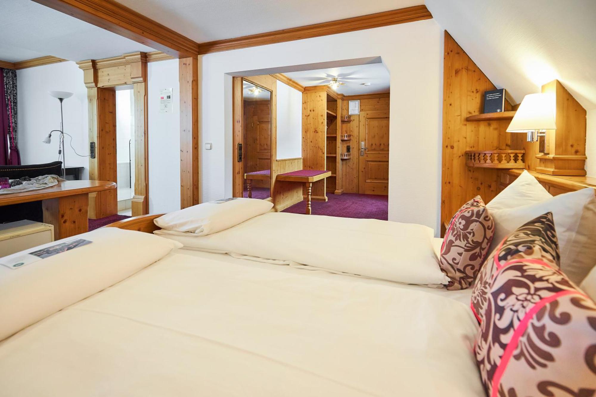 Flair Hotel Vier Jahreszeiten Bad Urach Bagian luar foto