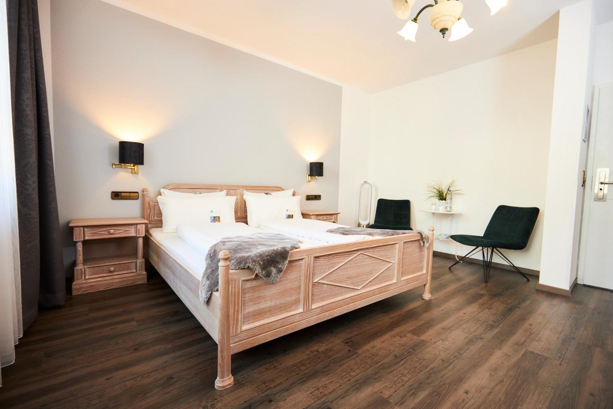 Flair Hotel Vier Jahreszeiten Bad Urach Bagian luar foto