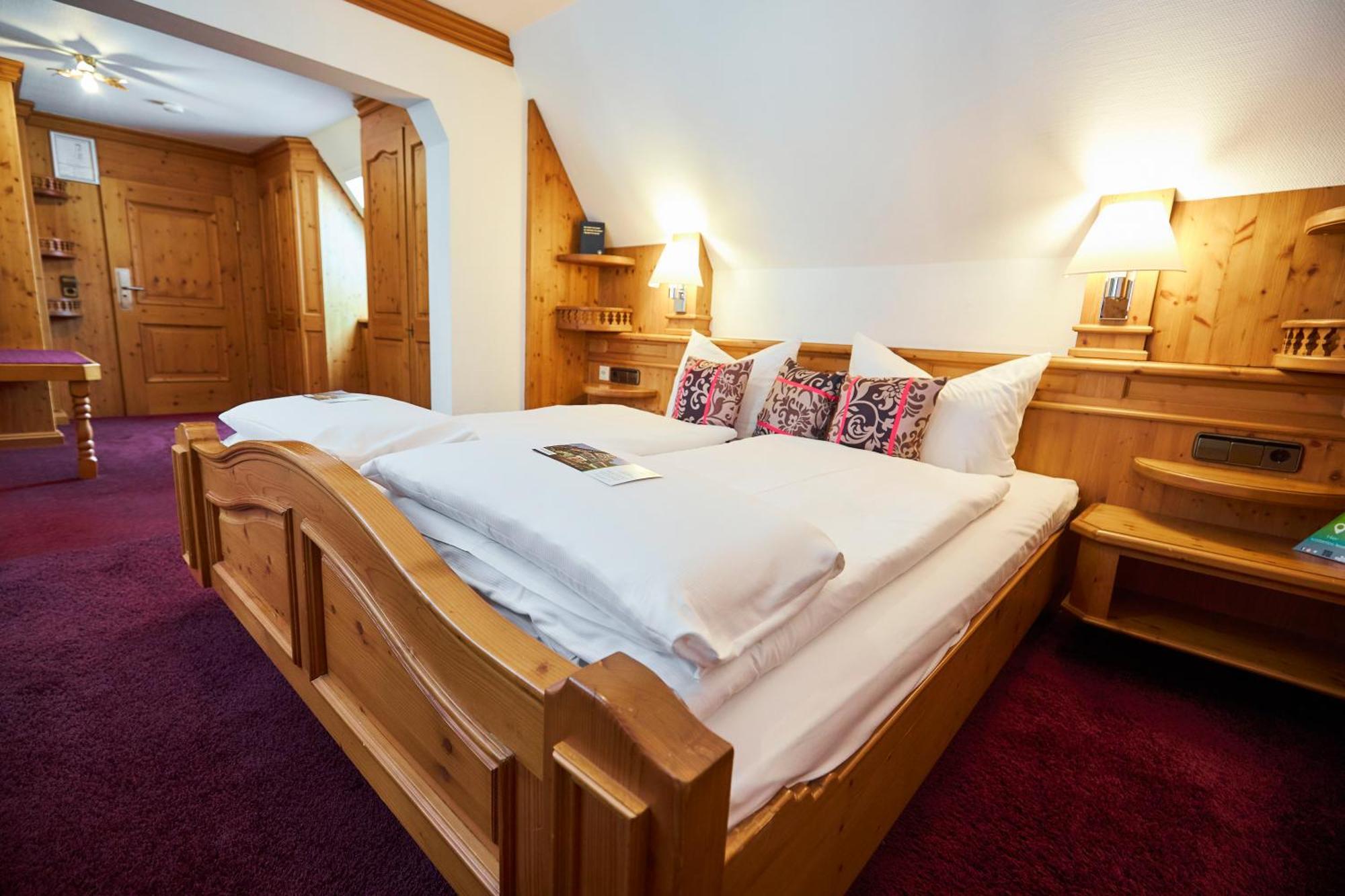 Flair Hotel Vier Jahreszeiten Bad Urach Bagian luar foto