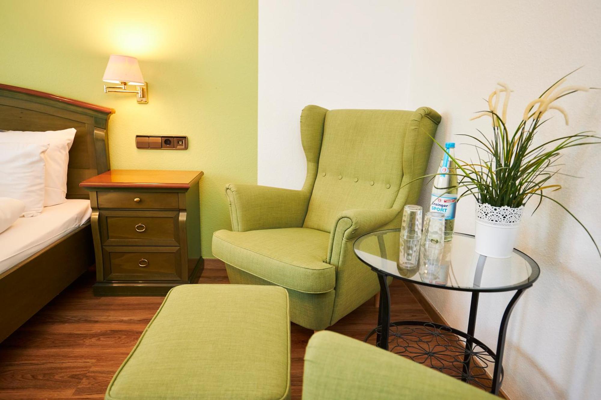 Flair Hotel Vier Jahreszeiten Bad Urach Bagian luar foto