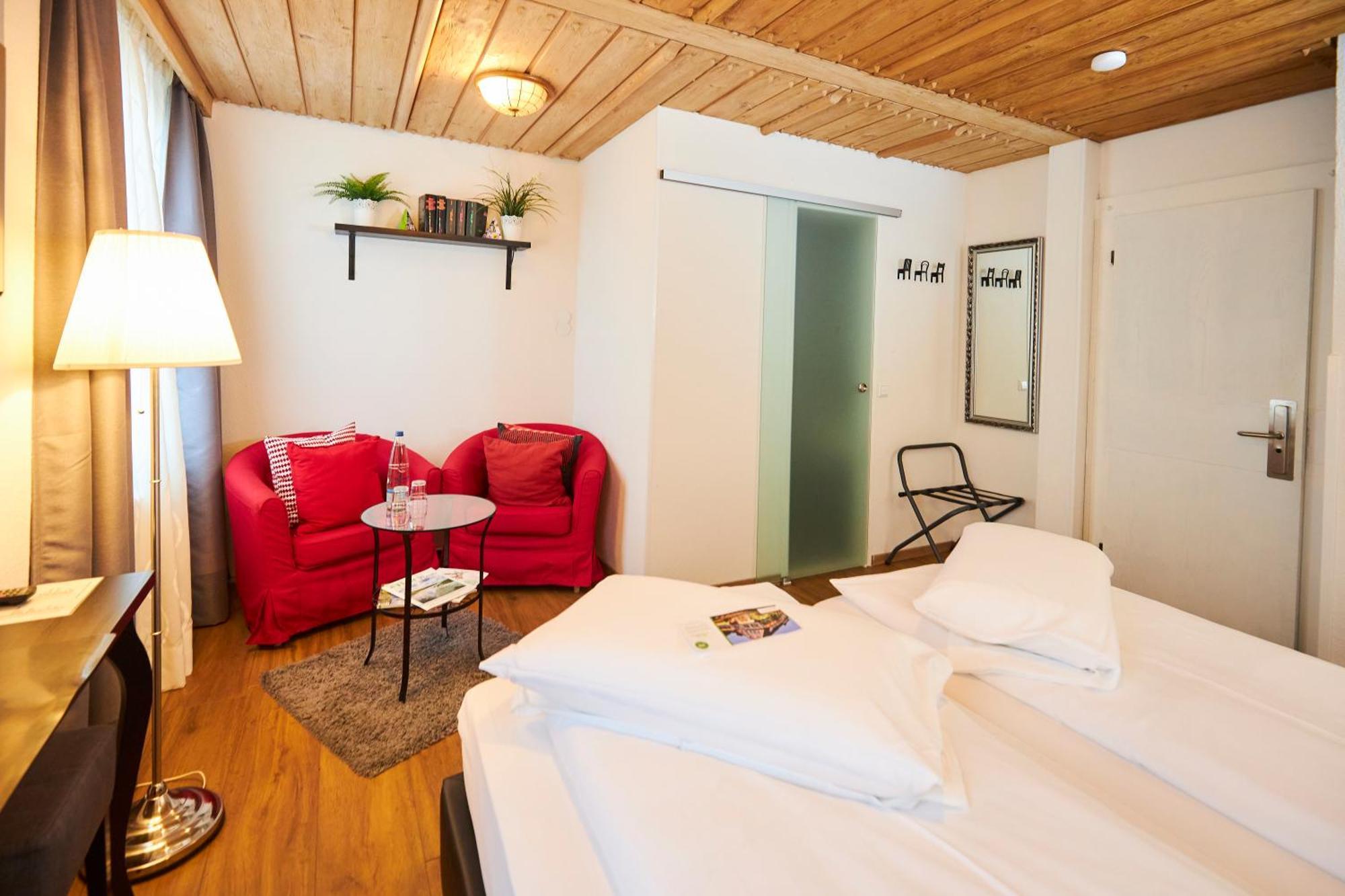 Flair Hotel Vier Jahreszeiten Bad Urach Bagian luar foto