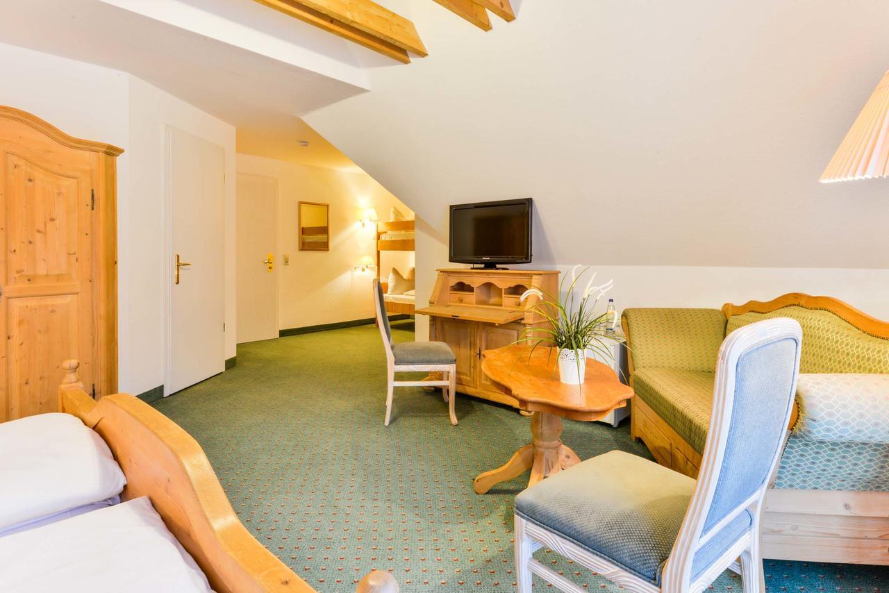 Flair Hotel Vier Jahreszeiten Bad Urach Bagian luar foto