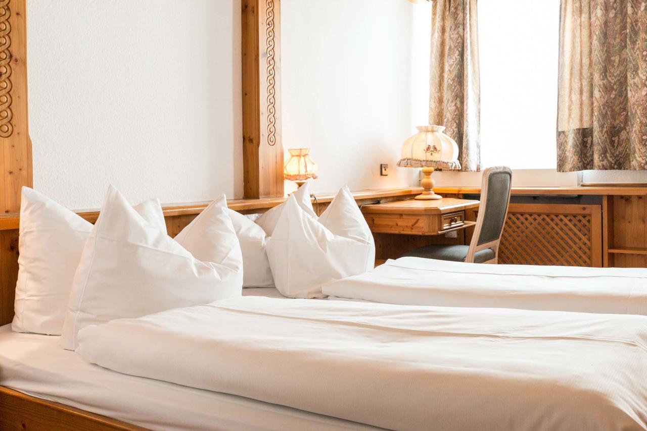 Flair Hotel Vier Jahreszeiten Bad Urach Bagian luar foto